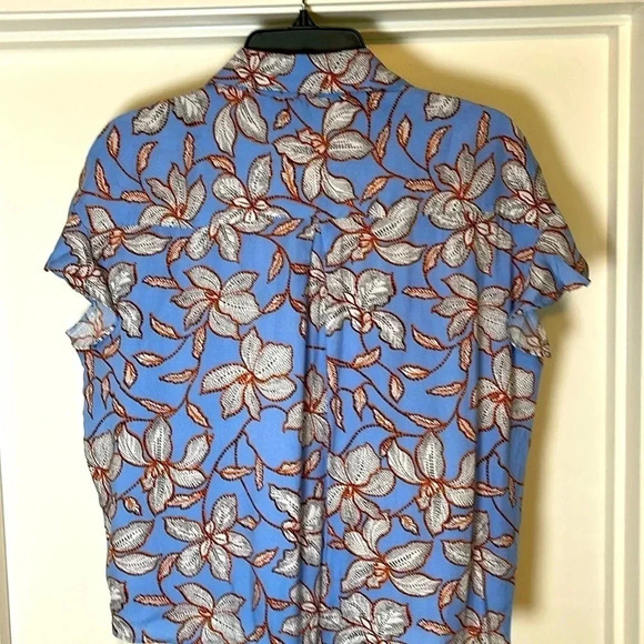 JESSICA SIMPSON SHORT SLEEVE BUTTON DOWN BLUE FLORAL BLOUSE WOMENS SIZE M NWT - Picture 2 of 5